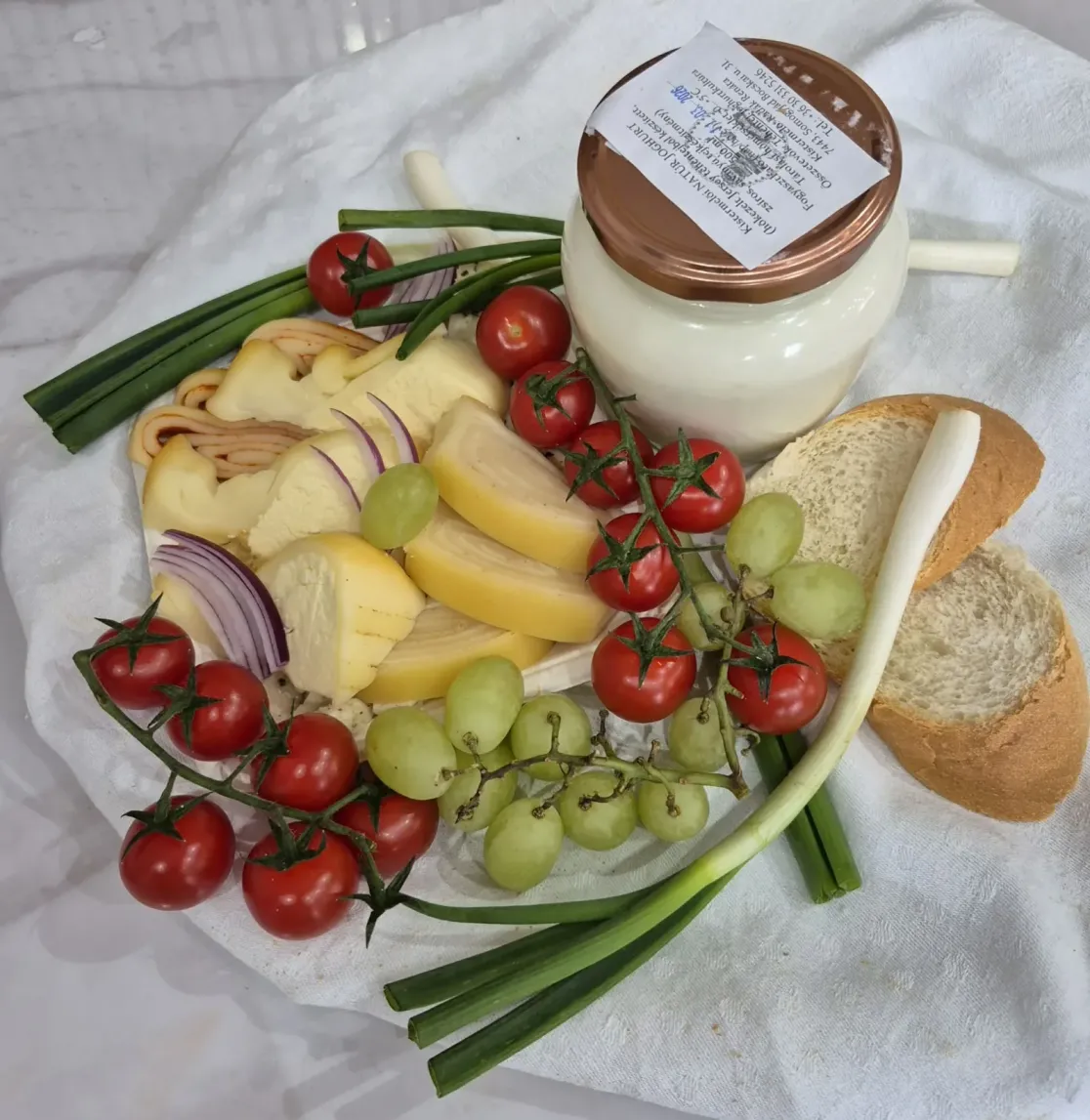 Kézműves termelői sajttál joghurttal